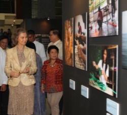 La Reina, durante su recorrido por la exposición fotográfica sobre la Cooperación Española en Filipinas