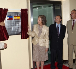 Su Majestad la Reina descubre una placa conmemorativa en la Biblioteca Nacional de Manila