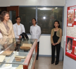 Doña Sofía, durante su recorrido por la sección de temática filipina de la colección permanente de la Biblioteca