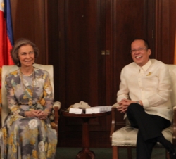 La Reina durante el encuentro con el Presidente de la República de Filipinas, Benigno S. Aquino III