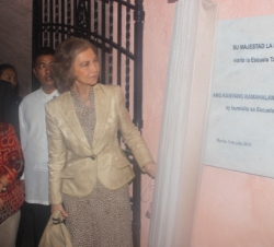 Doña Sofía descubre una placa conmemorativa, a su llegada a la Escuela Taller
