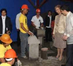 La Reina visita el taller en el que se esculpe la piedra