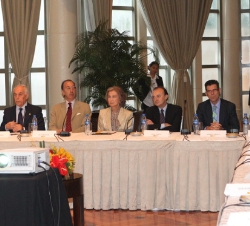 Su Majestad la Reina, durante la reunión sobre la Cooperación Española en Filipinas