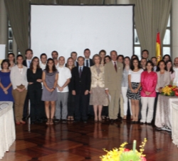 Fotografía de grupo con los participantes en la reunión sobre cooperación