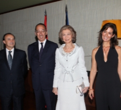 Su Majestad durante la recepción a la colectividad española en la Residencia del Embajador de España