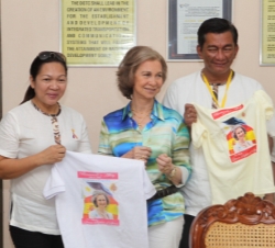 Doña Sofía junto al gobernador de la provincia de Albay, Sr. Joey Salceda y la secretaria del Departamento de Bienestar Social y Desarrollo, Corazón S