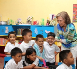Su Majestad durante su visita a la Escuela Refugio
