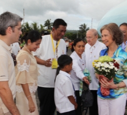 Doña Sofía recibe flores a su llegada a Legazpi