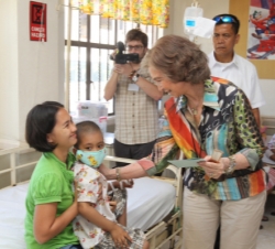 La Reina conversa con la madre de un niño ingresado en el hospital regional de Zamboanga