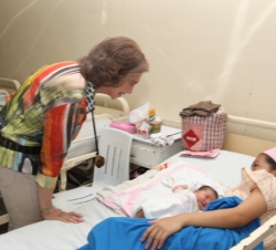 Doña Sofía se interesa por la salud de un niño en el hospital regional de Zamboanga