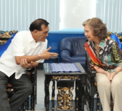 La Reina, a su llegada a Zamboanga, es recibida por el alcalde de la ciudad, Celso Lobregat