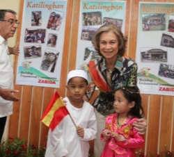 Doña Sofía junto a dos niños y al padreÁngel Calvo, en la zona de proyectos de viviendas
