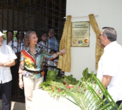 Su Majestad descubre una placa conmemorativa de su visita al proyecto de viviendas