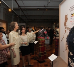 Su Majestad durante la visita al Museo Nacional de Filipinas