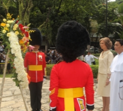 Su Majestad la Reina durante una ofrensa floral a su llegada a la Universidad de Manila
