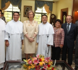 Fotografía de grupo tras la reunión con el rector, reverendo padre Herminio Dagodoy