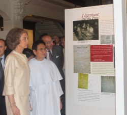 Doña Sofía durante su visita a la Biblioteca de la Universidad de Manila