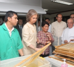 La Reina observa los trabajos de conservación en los archivos del período español de la Universidad de Santo Tomás