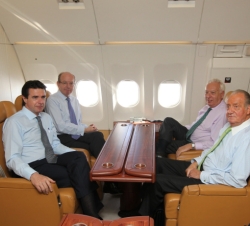Don Juan Carlos, durante el vuelo Madrid-Moscú, acompañado por los ministros de Asuntos Exteriores y Cooperación, José Manuel García-Margallo, de Indu