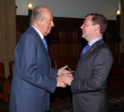 Don Juan Carlos, con el ex Presidente y actual primer ministro del Gobierno de la Federación de Rusia, Dmitry Medvédev