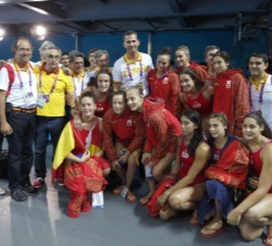 Asistencia a las pruebas de los XXX Juegos Olímpicos "Londres 2012". El Príncipe de Asturias junto al equipo subcampeón olímpico de waterpol