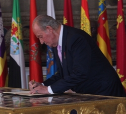 Momento en el que Su Majestad el Rey Don Juan Carlos sanciona y promulga la Ley Orgánica por la que hace efectiva la abdicación de la Corona de España