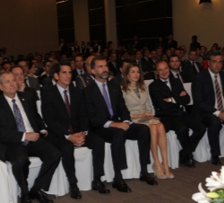 Viaje Oficial a la República de Panamá. Los Príncipes de Asturias acompañados por las autoridades asistentes al encuentro