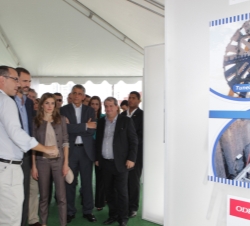 Los Príncipes de Asturias reciben explicaciones durante su visita a las obras del Metro de Panamá