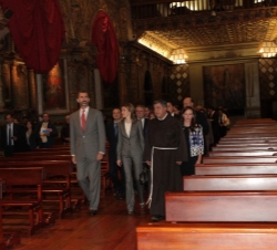 Viaje Oficial a la República de Ecuador. Los Príncipes de Asturias en el interior del Monasterio de San Francisco