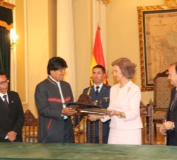 Viaje de Cooperación al Estado Plurinacional de Bolivia. Su Majestad la Reina junto al Presidente de Bolivia, Evo Morales intercambian la firma del Me