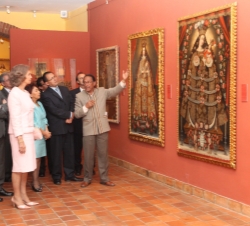 Viaje de Cooperación al Estado Plurinacional de Bolivia. Doña Sofía atiende las explicaciones del director del Museo Nacional de Arte