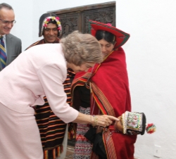 Viaje de Cooperación al Estado Plurinacional de Bolivia. La Reina saluda a un grupo de personas ataviados con el traje oficial, junto con el Embajador