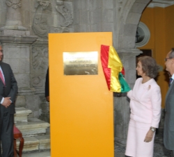 Viaje de Cooperación al Estado Plurinacional de Bolivia. Su Majestad la Reina descubre la placa con motivo de la inauguración de las obras de ampliaci