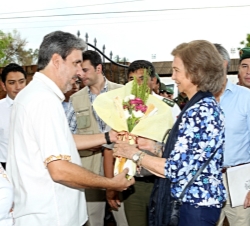 Doña Sofía fue recibida a su llegada a la visita a la Escuela Taller de la Chiquitanía en San José