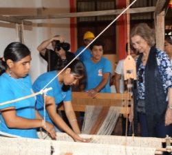 Doña Sofía observa los trabajos en la Escuela Taller de la Chiquitanía