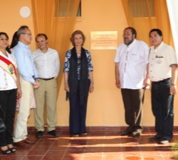 Su Majestad la Reina ante la placa conmemorativa de su visita a la Escuela Taller de la Chiquitanía en San José