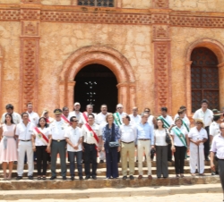 Fotografía de grupo con autoridades en San José de Chiquitos