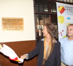 Viaje de Cooperación al Estado Plurinacional de Bolivia. La Reina descubre una placa conmemorativa de su visita