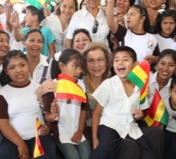 Viaje de Cooperación al Estado Plurinacional de Bolivia. La Reina con los alumnos del centro de formación PREEFA