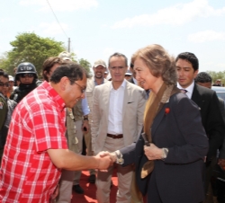 Viaje de Cooperación al Estado Plurinacional de Bolivia. La Reina es recibida por el ministro de de Medio Ambiente y Agua, José Antonio Zamora