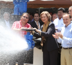 Viaje de Cooperación al Estado Plurinacional de Bolivia. La Reina y el ministro de Medio Ambiente y Agua, José Antonio Zamora abren la turbina de la p