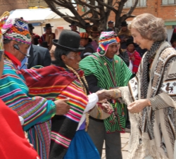 Doña Sofía saluda a su llegada a la ciudad de Tiwanaku