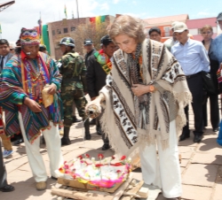 Doña Sofía durante el rito de ofrenda a la Pachamama