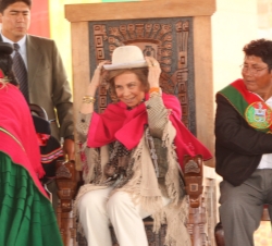 Su Majestad durante la visita a Tiwanaku