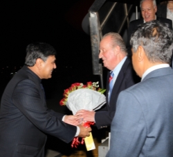 Don Juan Carlos a su llegada al Aeropuerto Internacional Chattrapati Shivaji de Mumbai