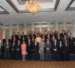 Fotografía de grupo con los representantes de las delegaciones empresariales