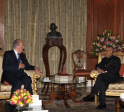 Don Juan Carlos y el Presidente de la República de la India, Pranab Mukherjee, durante la reunión