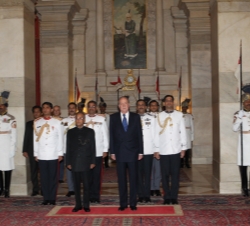 Don Juan Carlos y el Presidente de la República de la India, Pranab Mukherjee, durante la interpretación de los Himnos Nacionales antes de la cena