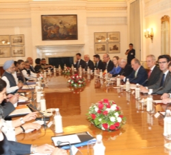 Vista general de la mesa durante el encuentro con el Primer Ministro de la India 