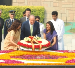 Su Majestad el Rey coloca una corona de flores sobre el mausoleo de Mahatma Gandhi